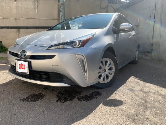 2020 Toyota Prius IV Рестайлинг (XW50), серый, 1950000 рублей - вид 1