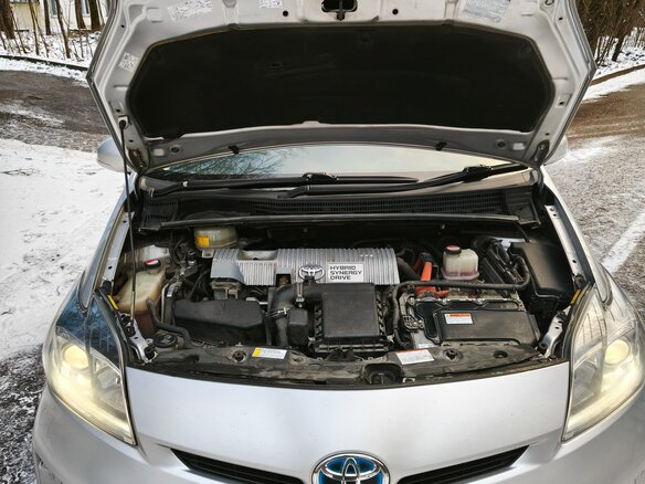 2015 Toyota Prius III Рестайлинг (XW30), серебристый, 1600000 рублей - вид 10