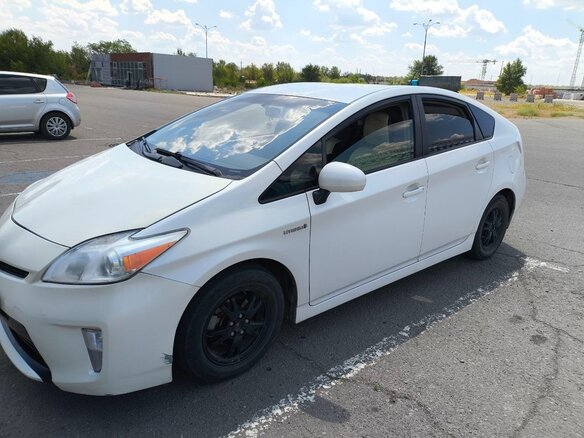 2015 Toyota Prius III Рестайлинг (XW30), белый, 1351000 рублей - вид 2