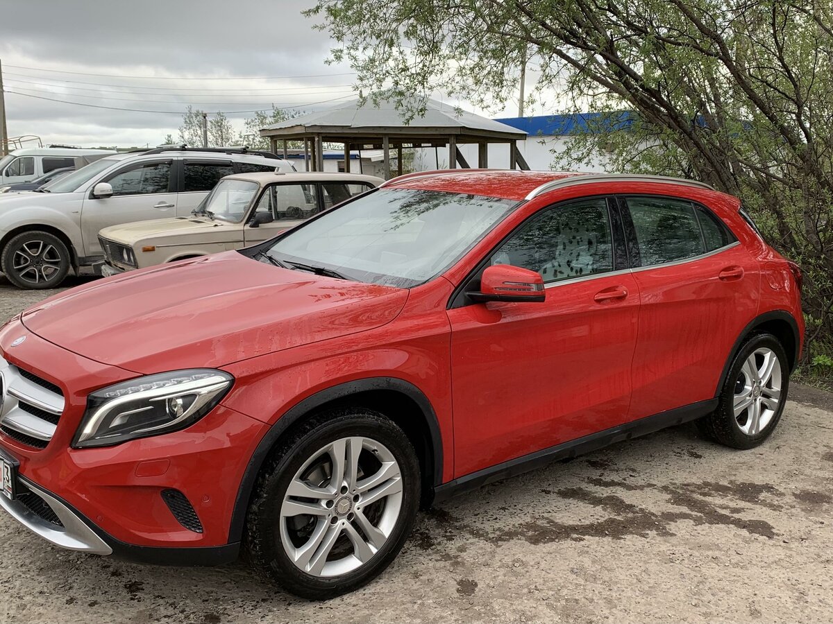 Mercedes Benz GLA 200 красный