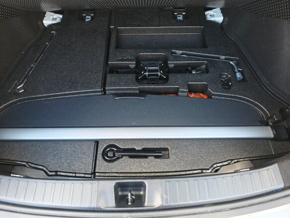 2020 Toyota Prius IV Рестайлинг (XW50), белый, 2750000 рублей - вид 21