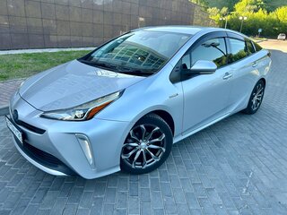 2019 Toyota Prius IV Рестайлинг (XW50), серый, 1999000 рублей, вид 1