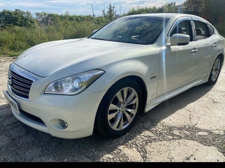 Nissan Fuga 3 5 мокрый асфальт