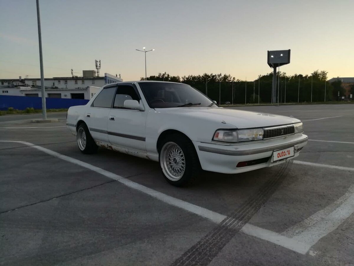 Автомобиль креста тойота