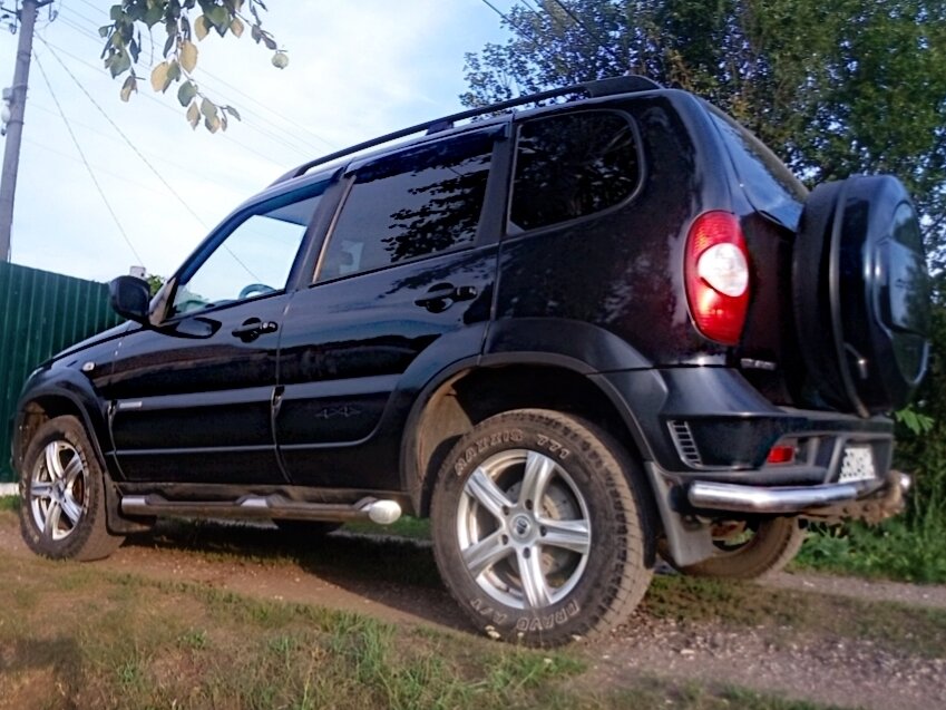 Chevrolet Niva 1 7 МТ 2012 чёрная