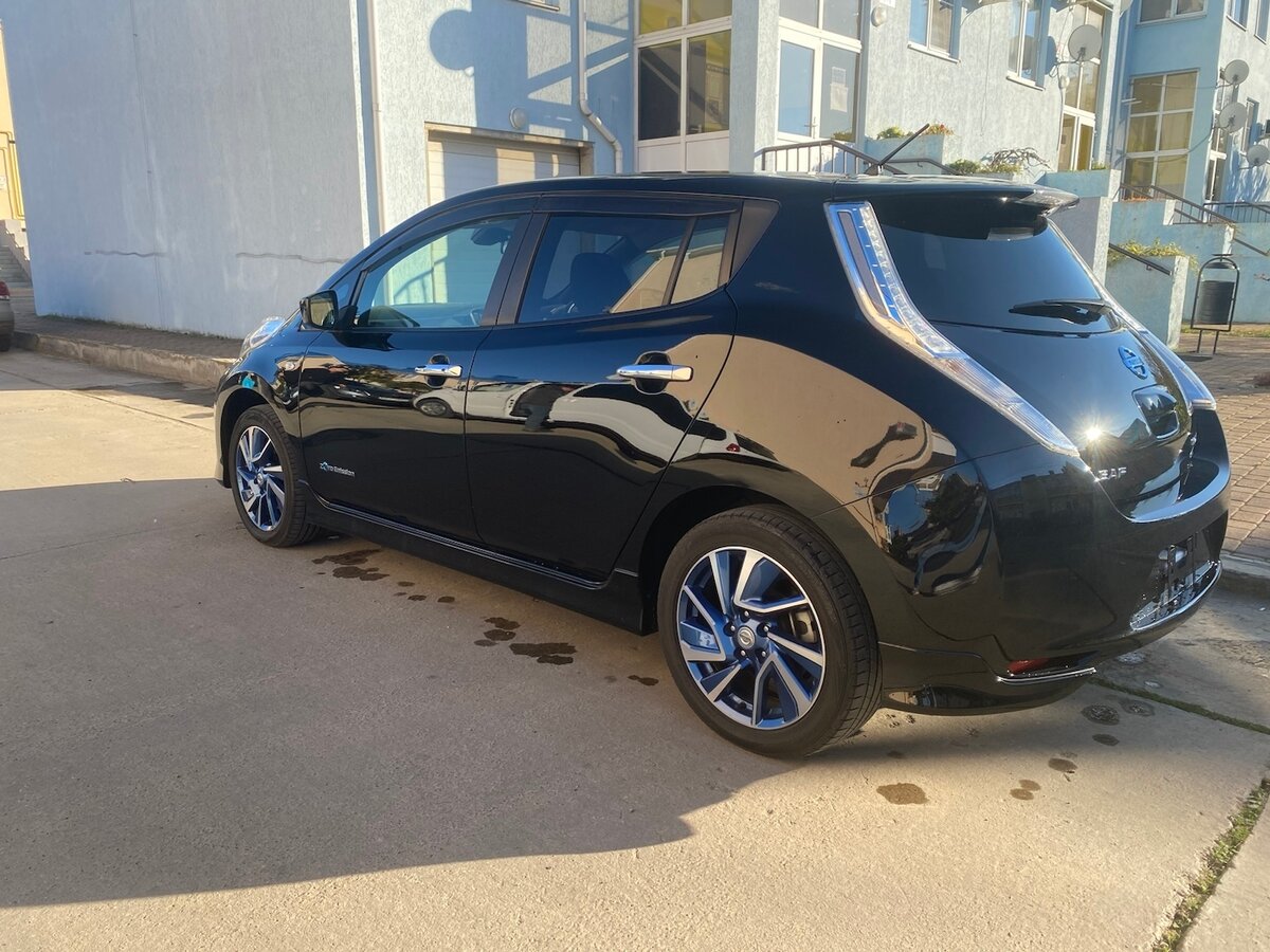 Nissan Leaf черный