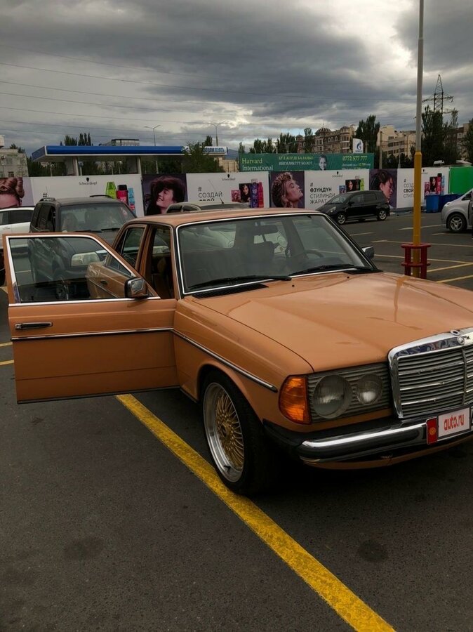 Мерседес бенц оранжевый