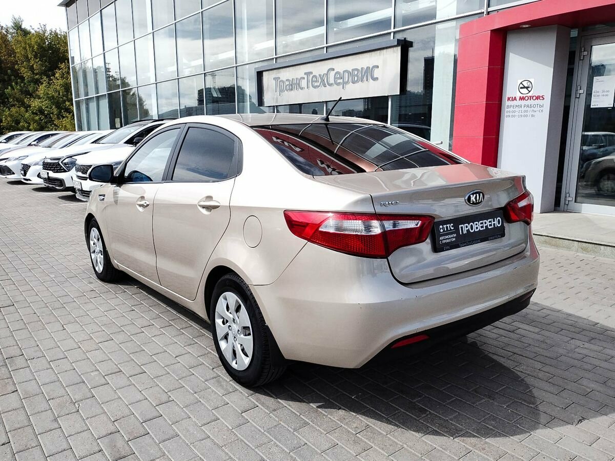 Купить б/у Kia Rio III 1.4 AT (107 л.с.) бензин автомат в Уфе: бежевый ...