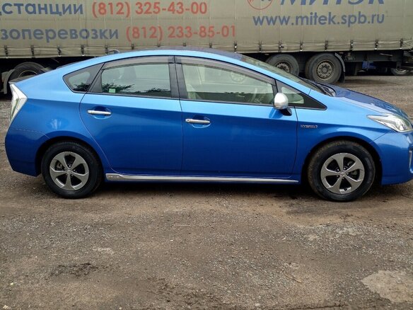 2014 Toyota Prius III Рестайлинг (XW30), синий, 1330000 рублей - вид 2