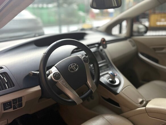 2009 Toyota Prius III (XW30), красный, 820000 рублей - вид 4