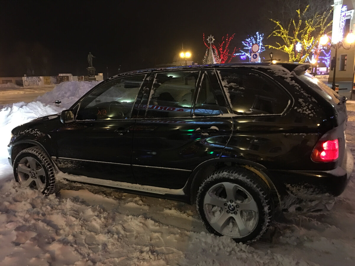 Из окна икс 5 бумера торчит рука с бутылкой