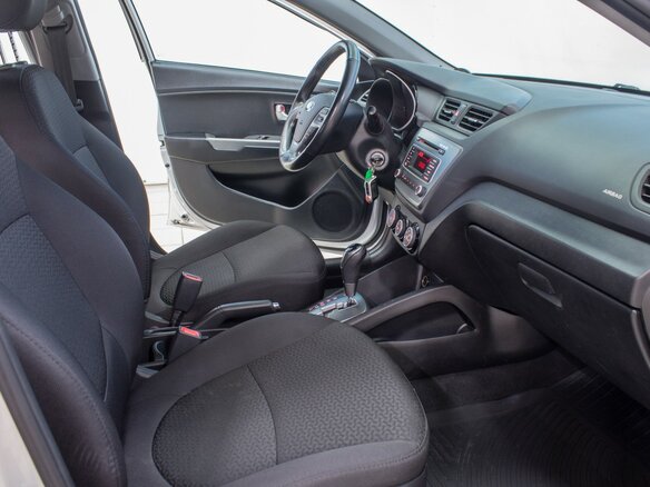 2016 Kia Rio III Рестайлинг, серебристый - вид 16