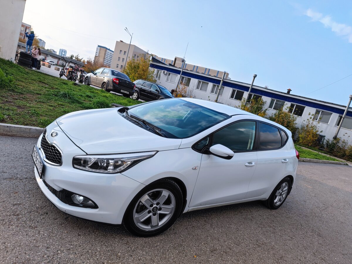 Купить б/у Kia Ceed II 1.6 MT (129 л.с.) бензин механика в Перми: белый ...