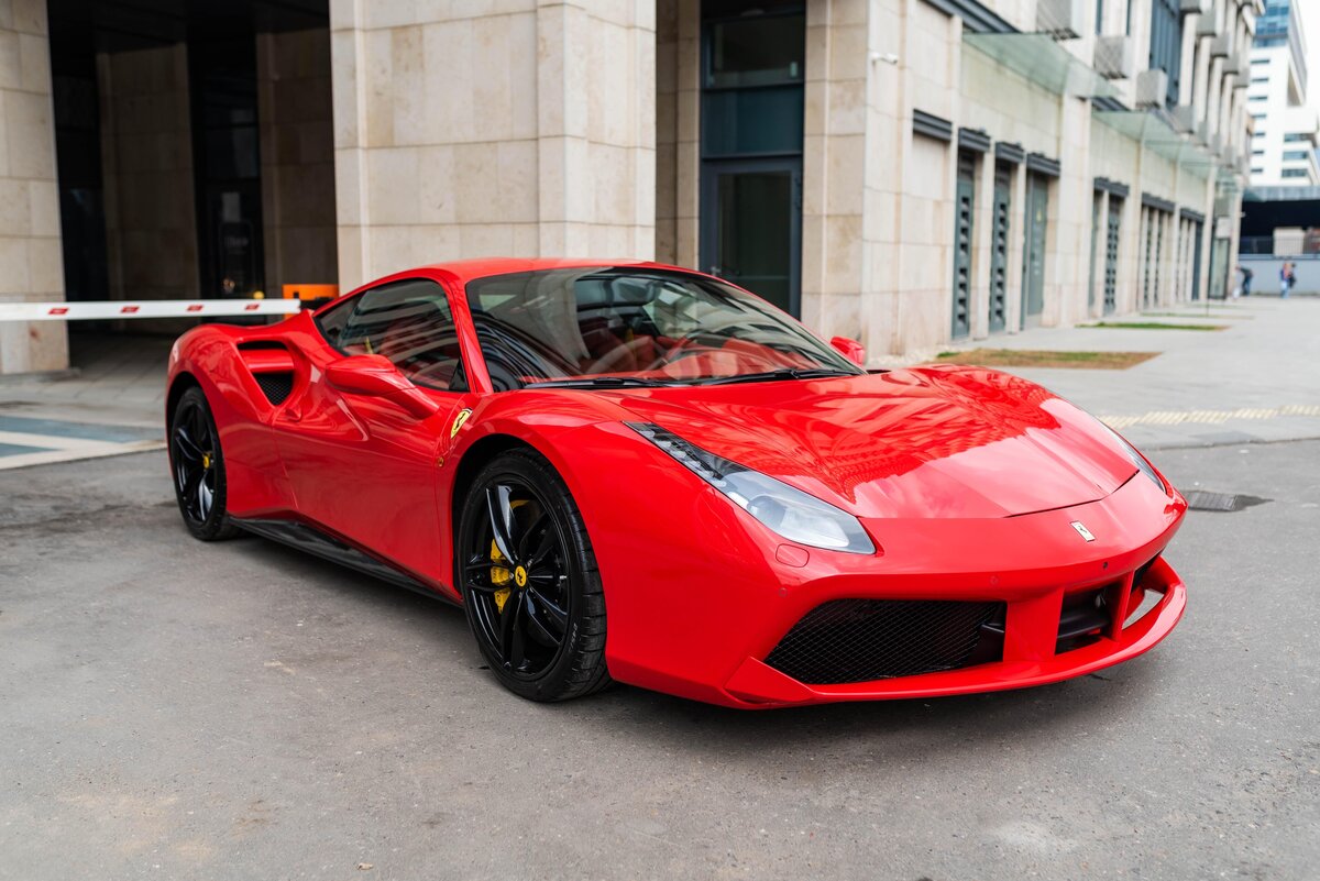 Красная Феррари 488 GTB