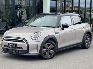 2021 Mini Hatch Cooper III (F55/F56) Рестайлинг 2, бежевый, 1500005 рублей, вид 1