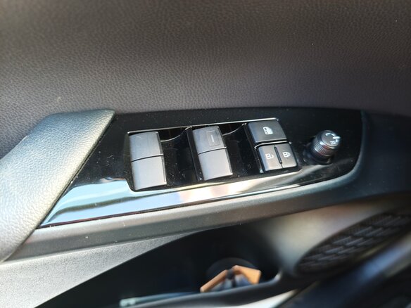 2020 Toyota Prius IV Рестайлинг (XW50), белый, 2750000 рублей - вид 14