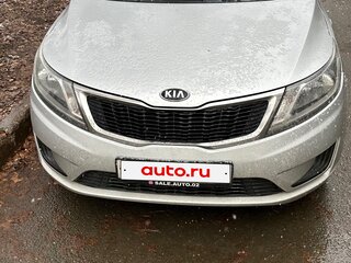 2015 Kia Rio III Рестайлинг, серебристый, 800000 рублей, вид 1