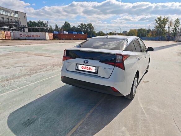 2020 Toyota Prius IV Рестайлинг (XW50), белый, 2750000 рублей - вид 4