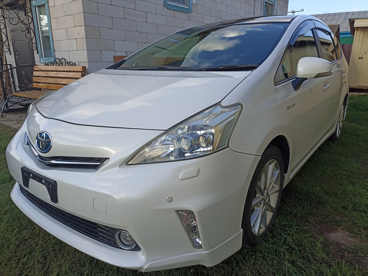 Toyota Prius Alpha 2013 салон