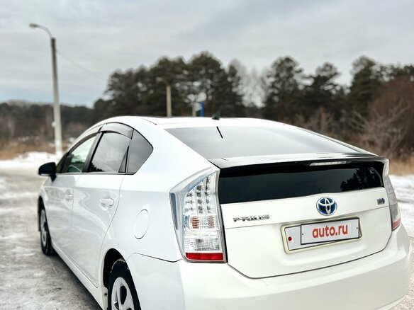 2011 Toyota Prius III Рестайлинг (XW30), белый, 980000 рублей - вид 4