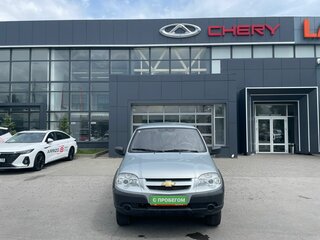 2015 Chevrolet Niva I Рестайлинг, серебристый, 600000 рублей, вид 2