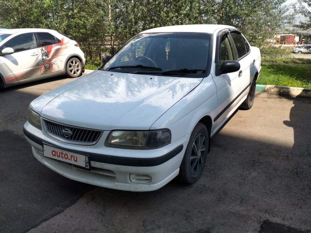 Белый ниссан санни