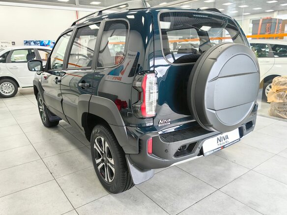 2025 Lada (ВАЗ) Niva I Рестайлинг (Travel), зелёный, 1734000 рублей - вид 2
