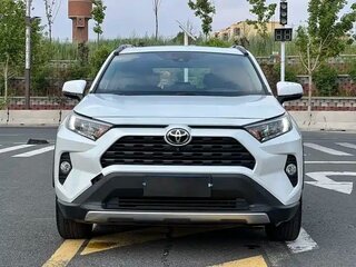 2021 Toyota RAV4 V (XA50), белый, 2990000 рублей, вид 1