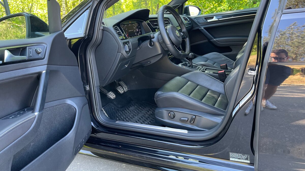 2019 Volkswagen Golf R VII Рестайлинг, чёрный, 3570000 рублей - вид 9