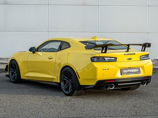 2018 Chevrolet Camaro ZL1 VI Рестайлинг, жёлтый, 7838111 рублей, вид 2