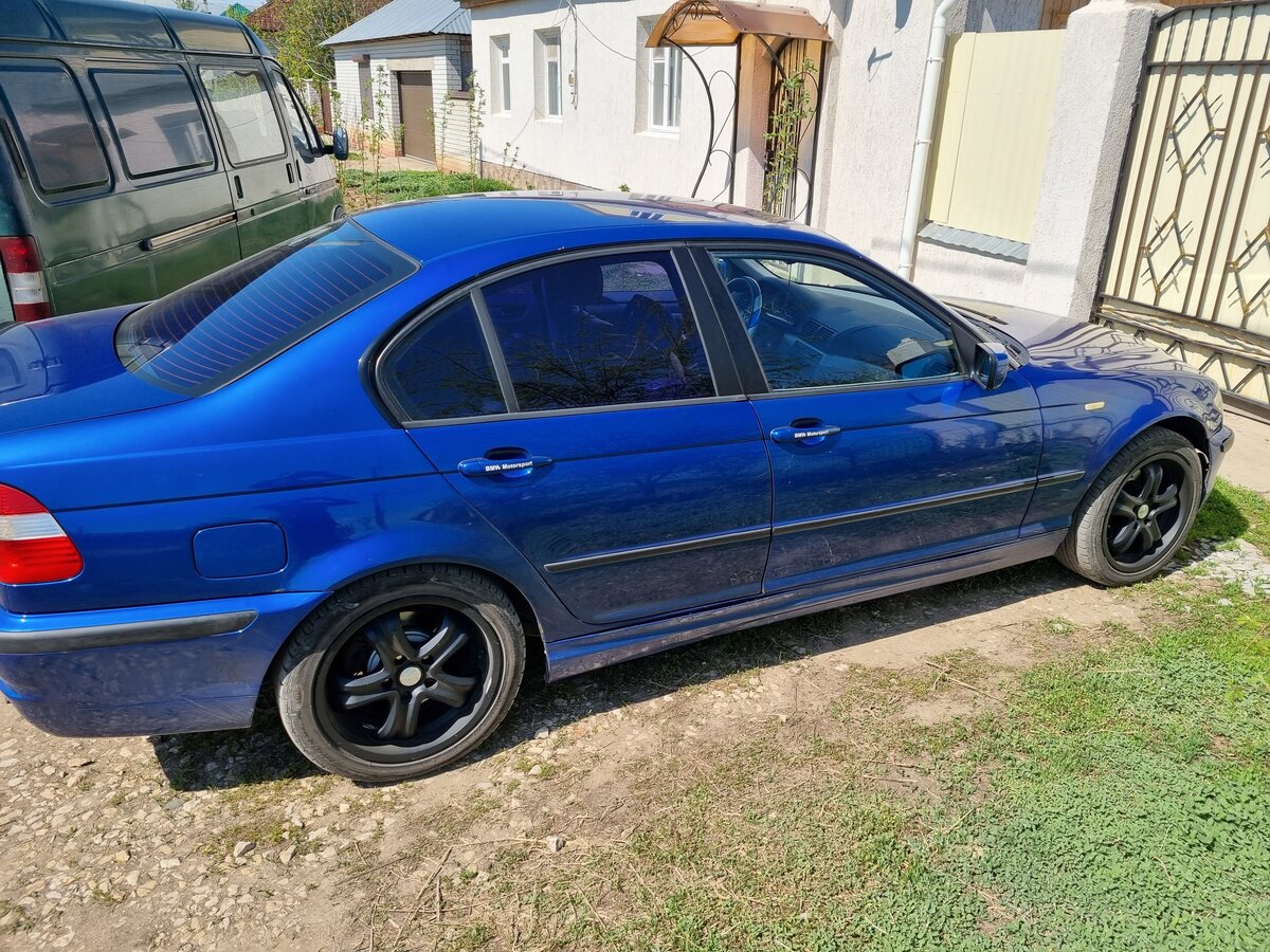 Авто в красном куте