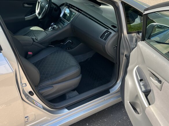 2010 Toyota Prius III (XW30), серебристый, 1050000 рублей - вид 6