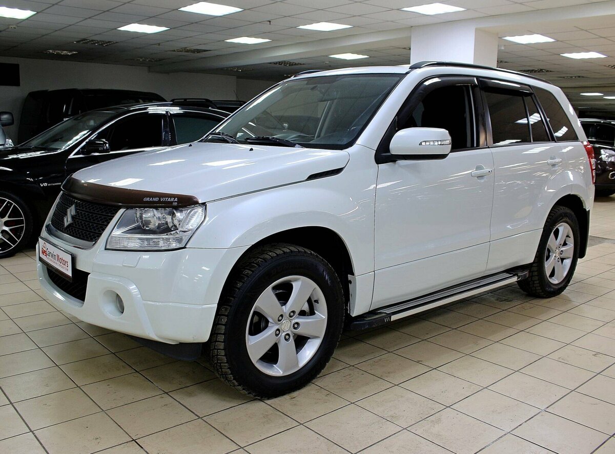 2011 Suzuki Grand Vitara III Рестайлинг, белый, 945000 рублей