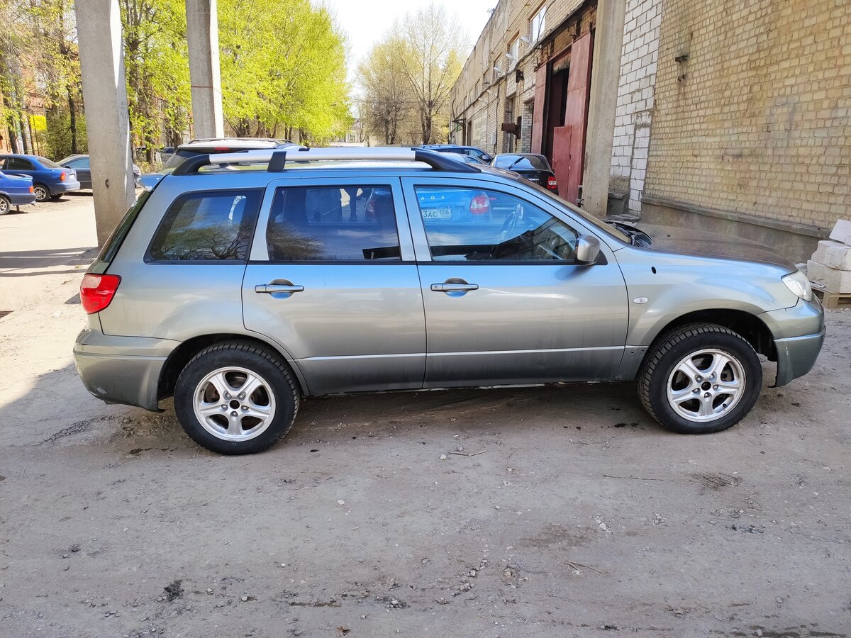 Купить б/у Mitsubishi Outlander I 2.0 MT (136 л.с.) 4WD