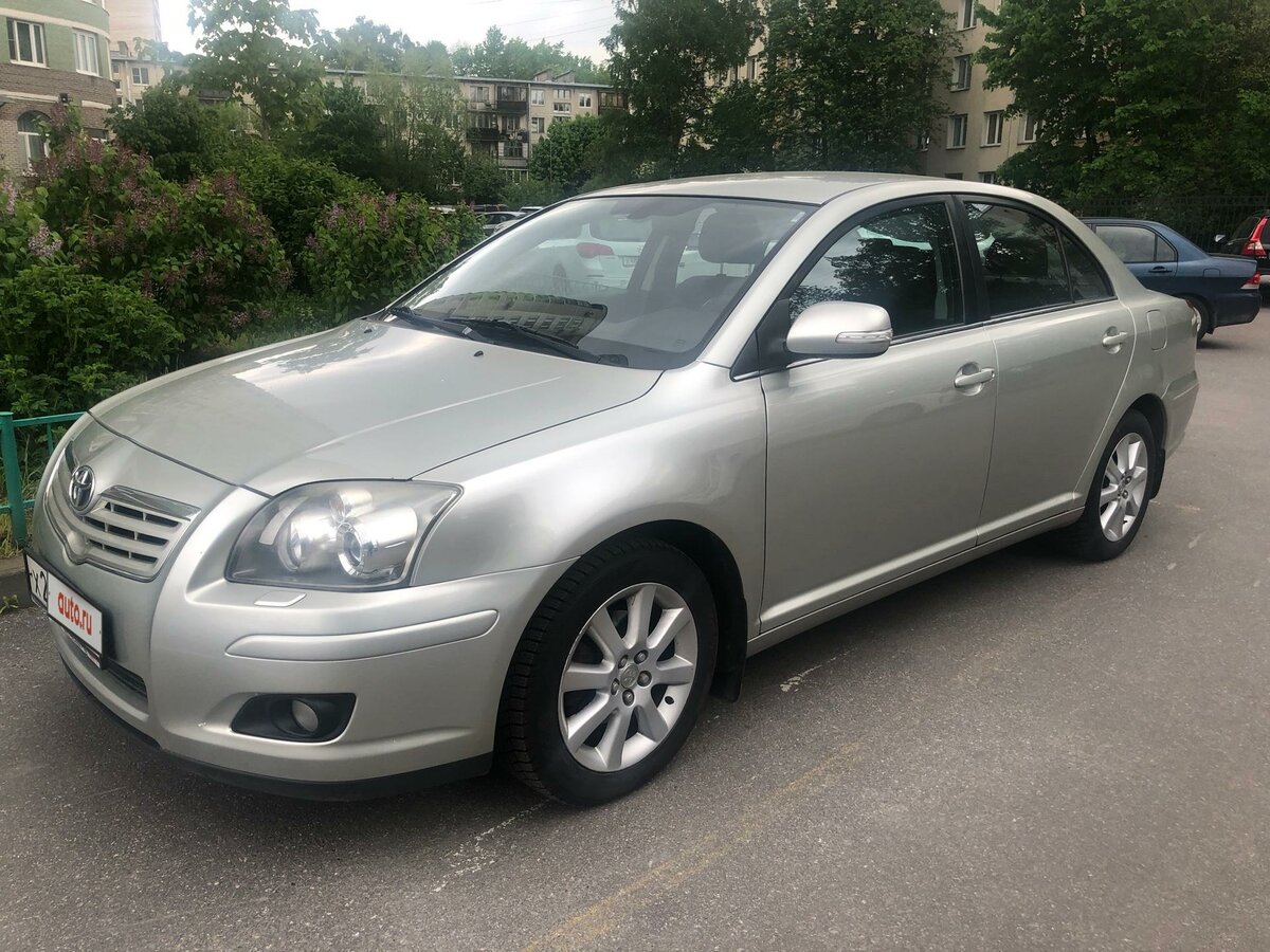 Серый toyota avensis