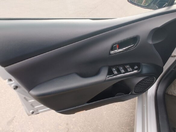 2018 Toyota Prius IV Рестайлинг (XW50), серебристый, 2300000 рублей - вид 13