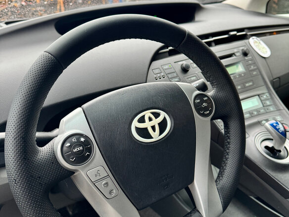 2010 Toyota Prius III (XW30), серебристый, 1010000 рублей - вид 12