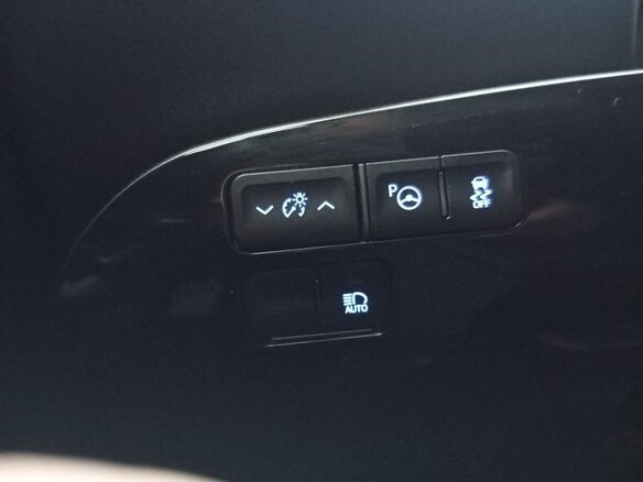 2019 Toyota Prius IV Рестайлинг (XW50), пурпурный, 2500000 рублей - вид 7