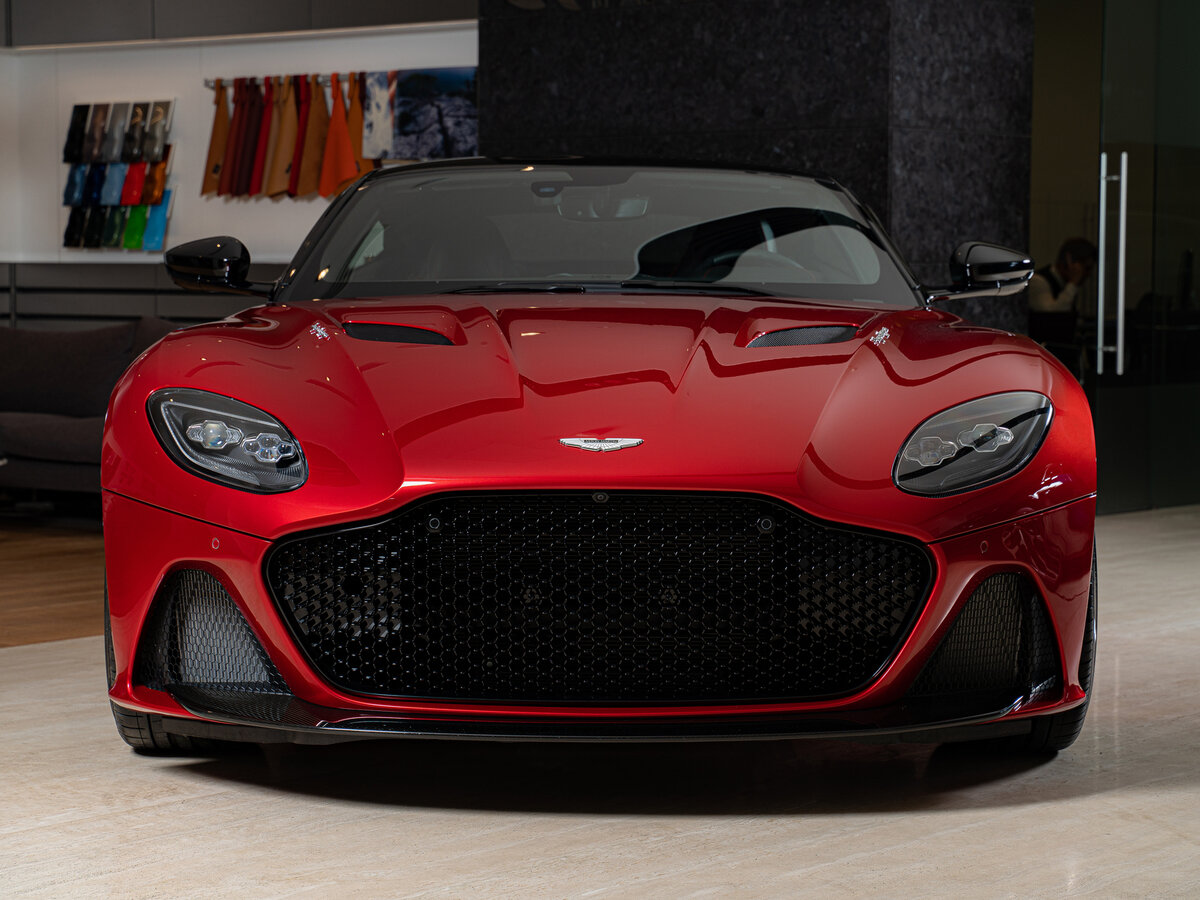 Aston Martin красный
