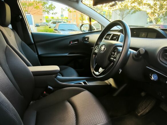 2019 Toyota Prius IV Рестайлинг (XW50), серебристый, 1910000 рублей - вид 8