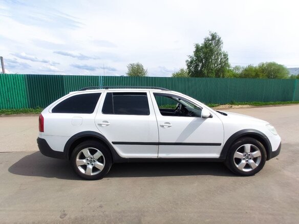 2012 Skoda Octavia Scout II (A5) Рестайлинг, белый - вид 2