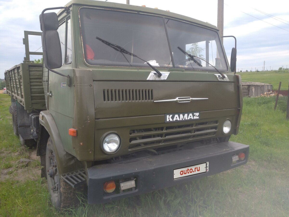 Зеленый бортовой камаз