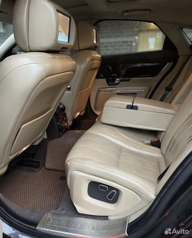 Jaguar XJ 2017 задний ряд