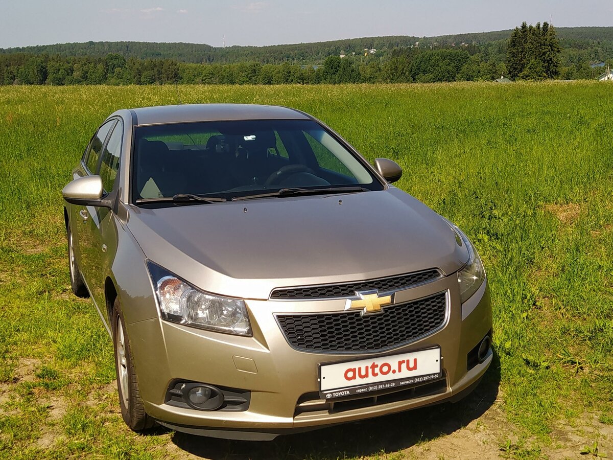Chevrolet Cruze 2011 золотистый