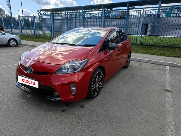 2012 Toyota Prius III Рестайлинг (XW30), красный, 1415000 рублей - вид 2