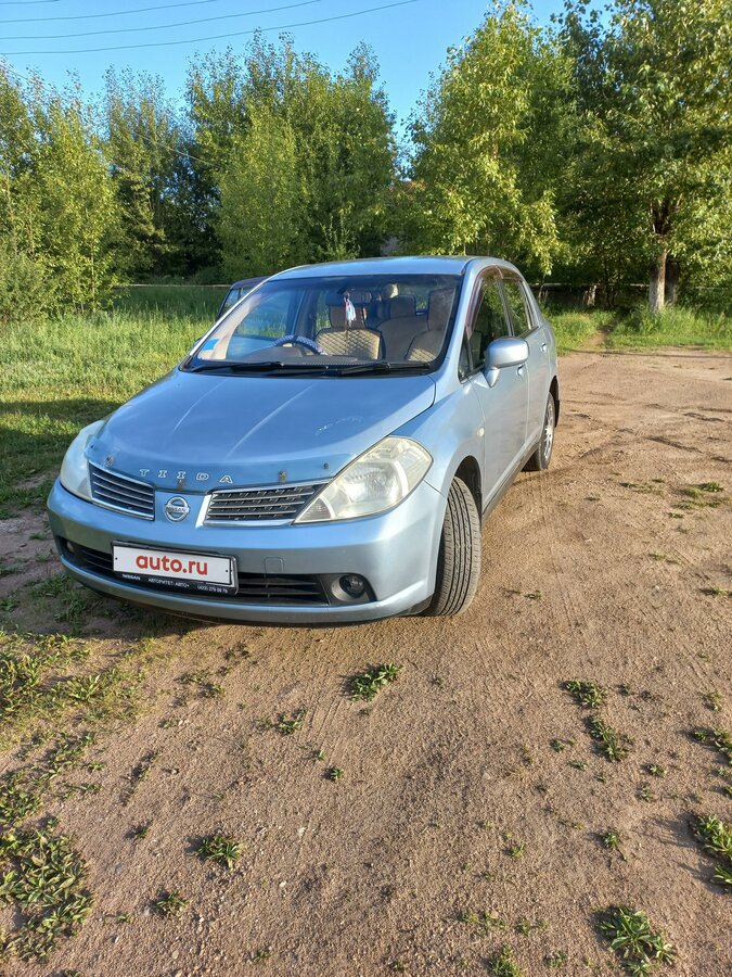Серый ниссан тиида