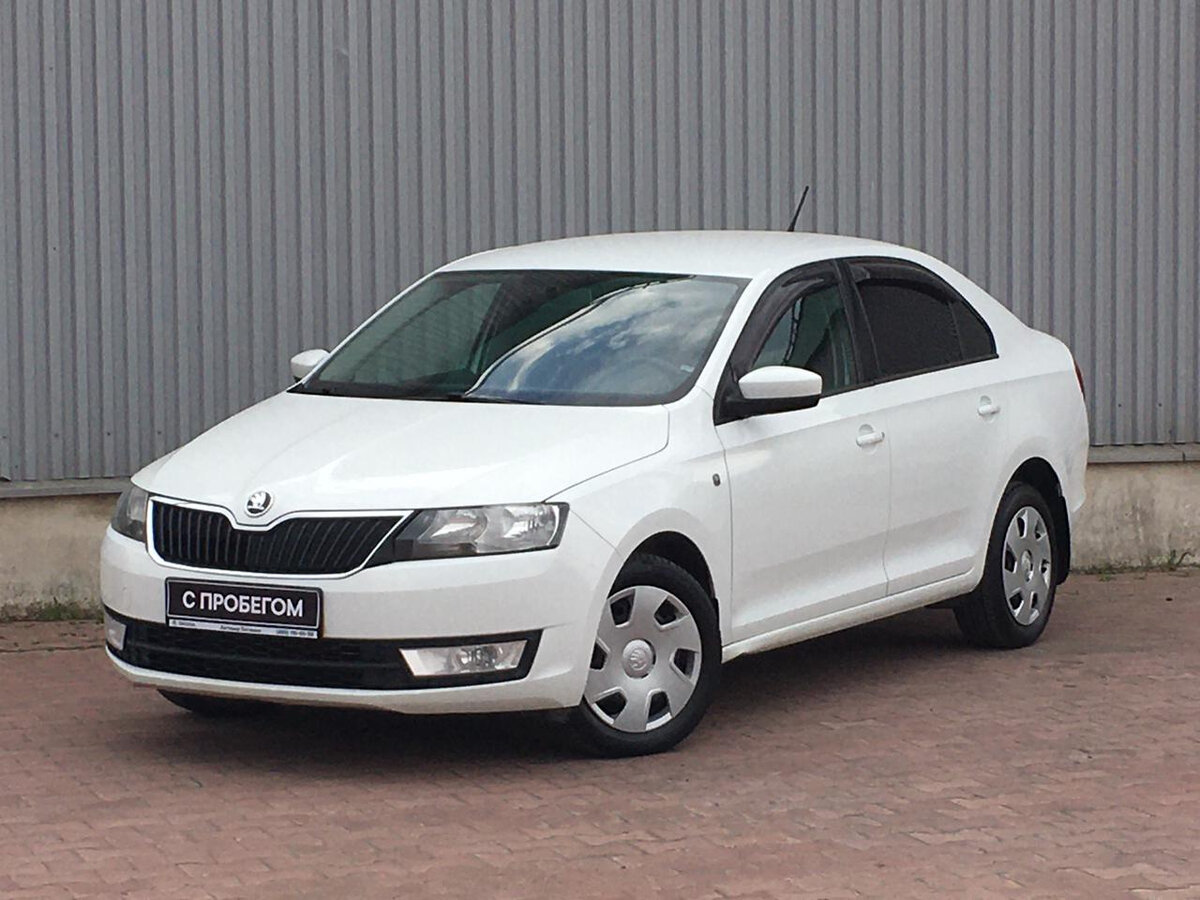 Белая Skoda Rapid 2015