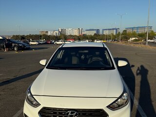 2018 Hyundai Solaris II, белый, 900000 рублей, вид 1