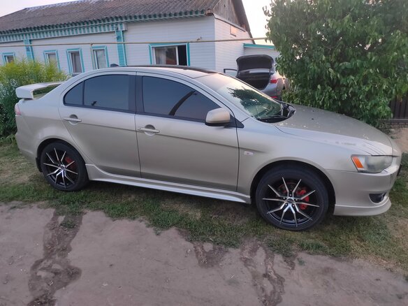 2008 Mitsubishi Lancer X, бежевый, 900000 рублей - вид 2