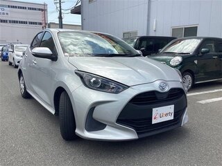 2021 Toyota Yaris IV, серебристый, 780898 рублей, вид 1